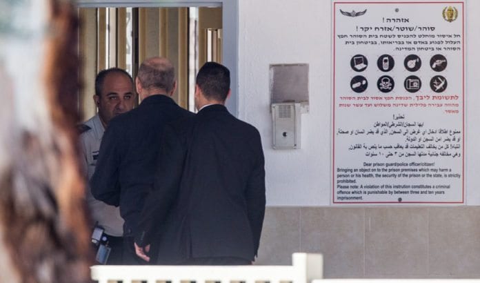Tidligere statsminister Ehud Olmert ankom fengselet i Ramle mandag 15. februar i fjor for å sone en straff på 18 måneder for korrupsjon. (Foto: Flash90) Tidligere statsminister Ehud Olmert ankom fengselet i Ramle mandag 15. februar i fjor for å sone en straff på 18 måneder for korrupsjon. (Foto: Flash90)