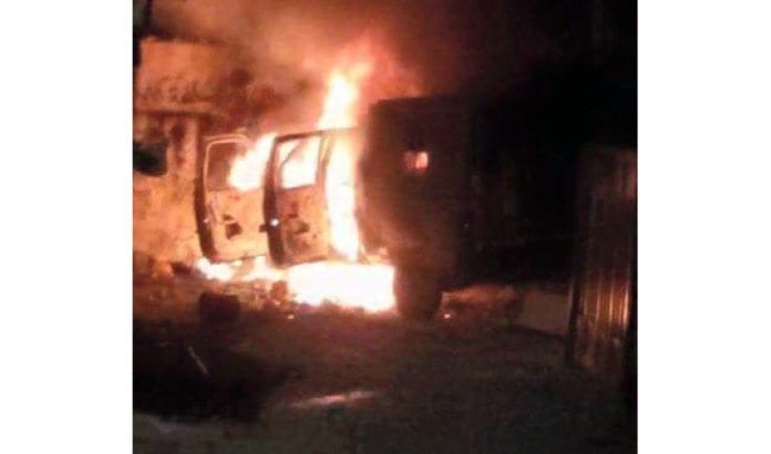 Militærjeepen til de to soldatene som kjørte feil mandag kveld, ble satt i brann. (Foto: Twitter-kontoen til Abbas Sarsour) Militærjeepen til de to soldatene som kjørte feil mandag kveld, ble satt i brann. (Foto: Twitter-kontoen til Abbas Sarsour)