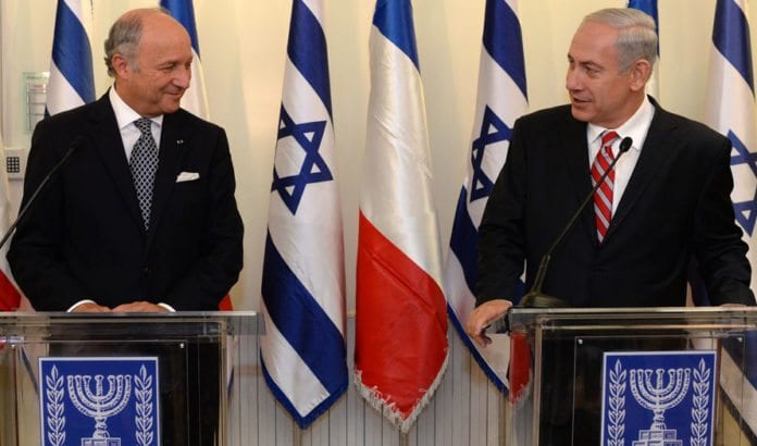 Statsminister Benjamin Netanyahu i et møte i 2013 med Frankrikes daværende utenriksminister Laurent Fabius. Fabius var arkitekten bak det nye franske fredsinitiativet. (Foto: GPO) Statsminister Benjamin Netanyahu i et møte i 2013 med Frankrikes daværende utenriksminister Laurent Fabius. Fabius var arkitekten bak det nye franske fredsinitiativet. (Foto: GPO)