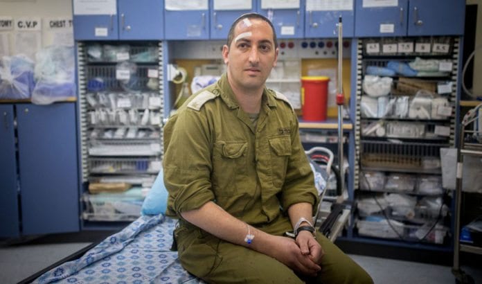 Fembarnsfaren Roy Harel ble angrepet av palestinske terrorister i sitt eget hjem onsdag 2. mars. (Foto: Flash90) Fembarnsfaren Roy Harel ble angrepet av palestinske terrorister i sitt eget hjem onsdag 2. mars. (Foto: Flash90)