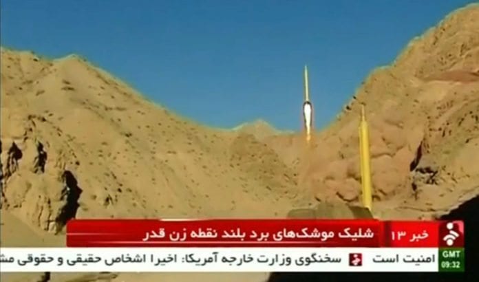 Her avfyres iranske raketter med påskriften: Her avfyres iranske raketter med påskriften: