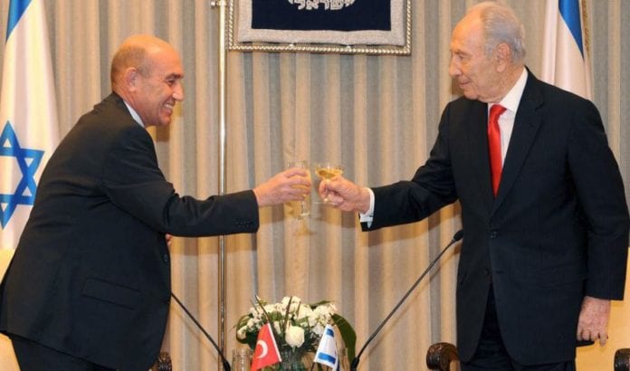 Israels president Shimon Peres ønsket i desember 2009 den nye tyrkiske ambassadøren Ahmet Oguz Celikkol velkommen (Foto: Israelsk UD, Flickr) Israels president Shimon Peres ønsket i desember 2009 den nye tyrkiske ambassadøren Ahmet Oguz Celikkol velkommen (Foto: Israelsk UD, Flickr)