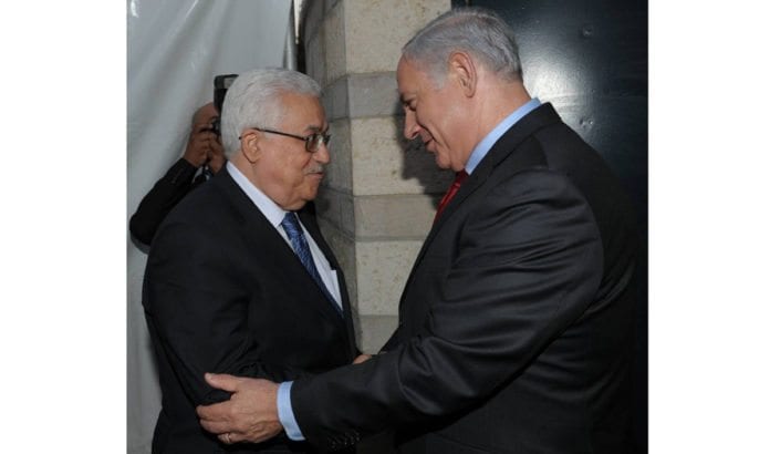 Benjamin Netanyahu og Mahmoud Abbas sammen under et møte i Jerusalem i 2010, i forbindelse med fredsforhandlingene som pågikk. (Illustrasjonsfoto: GPO) Benjamin Netanyahu og Mahmoud Abbas sammen under et møte i Jerusalem i 2010, i forbindelse med fredsforhandlingene som pågikk. (Illustrasjonsfoto: GPO)