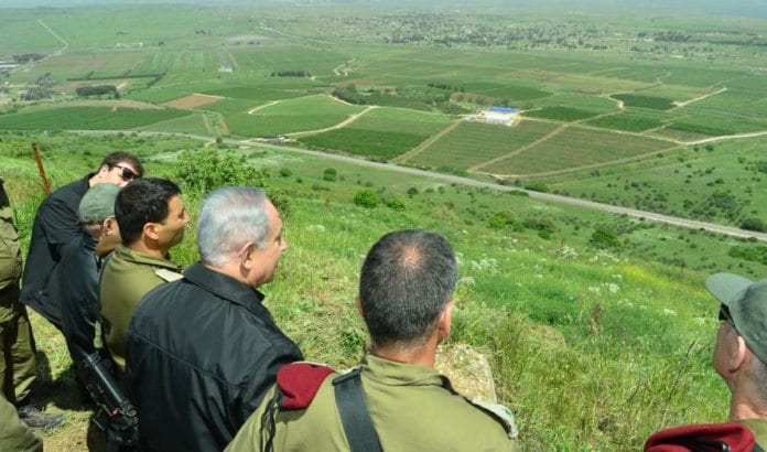 Israels statsminister Benjamin Netanyahu besøkte forsvarstropper på Golan-høydene mandag 11. april. (Foto: GPO) Israels statsminister Benjamin Netanyahu besøkte forsvarstropper på Golan-høydene mandag 11. april. (Foto: GPO)