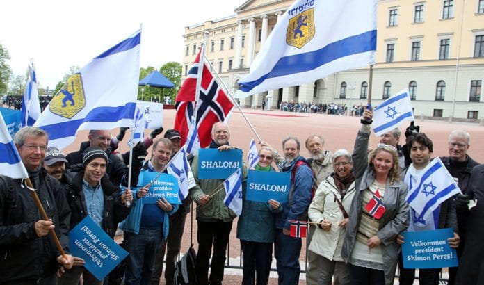 MIFF-medlemmer ønsker Israels daværende president Shimon Peres velkommen til Norge i mai 2014. (Illustrasjonsfoto: MIFF) MIFF-medlemmer ønsker Israels daværende president Shimon Peres velkommen til Norge i mai 2014. (Illustrasjonsfoto: MIFF)