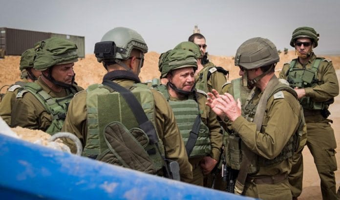 Israels forsvarssjef Gadi Eizenkot og øverstkommanderende for IDFs sørkommando Eyal Zamir utenfor en angrepstunnel som Hamas-terrorister har gravd fra Gaza inn i Israel. Bildet ble tatt 18. april 2016. (Foto: IDF/ Flash90) Israels forsvarssjef Gadi Eizenkot og øverstkommanderende for IDFs sørkommando Eyal Zamir utenfor en angrepstunnel som Hamas-terrorister har gravd fra Gaza inn i Israel. Bildet ble tatt 18. april 2016. (Foto: IDF/ Flash90)
