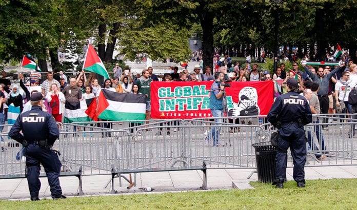 Motdemonstranter som samlet seg for å protestere mot MIFFs støttemarkering for Israel utenfor Stortinget 10. august 2014. (Foto: MIFF) Motdemonstranter som samlet seg for å protestere mot MIFFs støttemarkering for Israel utenfor Stortinget 10. august 2014. (Foto: MIFF)