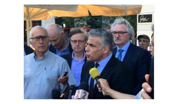 Norges ambassadør Jon Hanssen-Bauer (bak til høyre) lytter til Yair Lapid utenfor Sarona-markedet i Tel Aviv 10. juni 2016. (Foto: Twitter) Norges ambassadør Jon Hanssen-Bauer (bak til høyre) lytter til Yair Lapid utenfor Sarona-markedet i Tel Aviv 10. juni 2016. (Foto: Twitter)