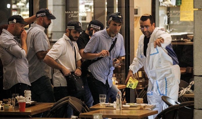 Politiet arbeider på åstedet for terrorangrepet i Tel Aviv 8. juni 2016. (Foto: Miriam Alster, Flash90) Politiet arbeider på åstedet for terrorangrepet i Tel Aviv 8. juni 2016. (Foto: Miriam Alster, Flash90)