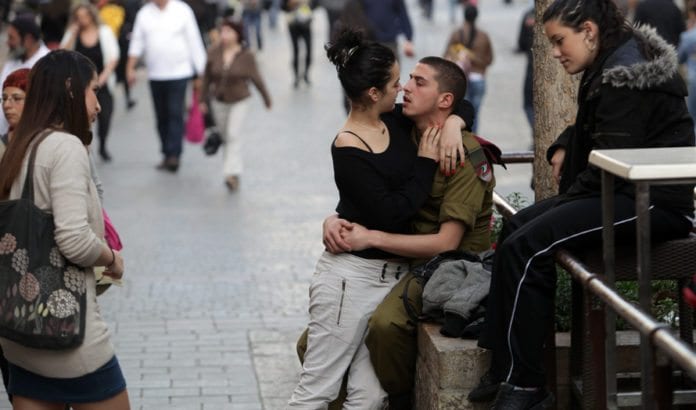 En israelsk soldat kysser sin kjæreste i sentrum av Jerusalem i januar 2010. (Illustrasjonsfoto: Nati Shohat, Flash90) En israelsk soldat kysser sin kjæreste i sentrum av Jerusalem i januar 2010. (Illustrasjonsfoto: Nati Shohat, Flash90)