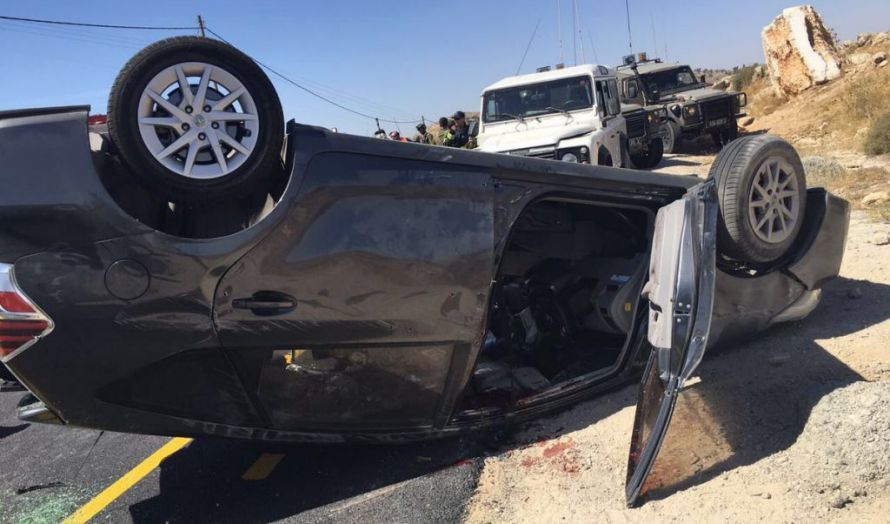 Bilen som familien satt i da den ble beskutt av terrorister fredag ettermiddag (Foto: IDF)