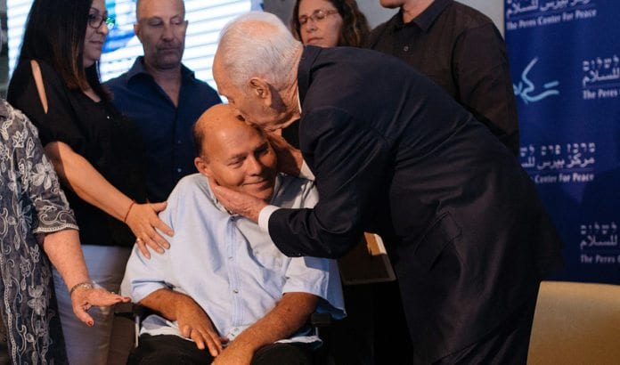 Tidligere president Shimon Peres på en 40-årsmarkering for Operasjon Entebbe ved Peres Center for Peace in Tel Aviv. (Foto: Ben Kelmer/FLASH90) Tidligere president Shimon Peres på en 40-årsmarkering for Operasjon Entebbe ved Peres Center for Peace in Tel Aviv. (Foto: Ben Kelmer/FLASH90)