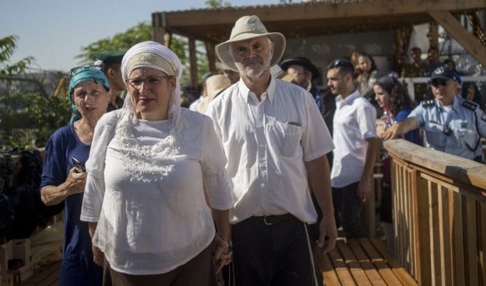 Rina og Amihai Ariel, foreldrene til drapsofferet Hallel Yaffa Ariel (13), på vei mot Tempelhøyden tirsdag formiddag. (Foto: Flash90) Rina og Amihai Ariel, foreldrene til drapsofferet Hallel Yaffa Ariel (13), på vei mot Tempelhøyden tirsdag formiddag. (Foto: Flash90)