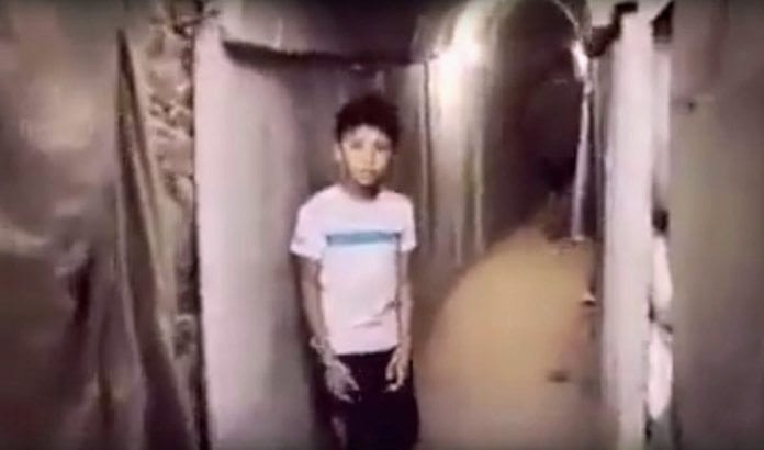 Barn og unge i Gaza blir tatt med på krigsutstilling der de får besøke en ekte terrortunnel. (Foto: Skjermdump fra YouTube) Barn og unge i Gaza blir tatt med på krigsutstilling der de får besøke en ekte terrortunnel. (Foto: Skjermdump fra YouTube)