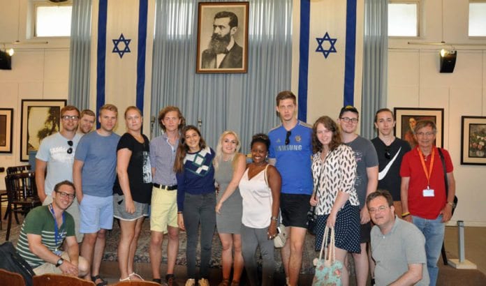 Independence Hall miffno Deltakerne på MIFFs ungdomstur i Independence Hall, hvor staten Israel ble proklamert i 1948. (Foto: Kjetil Ravn Hansen)