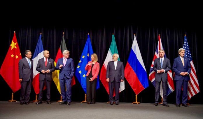 Representanter fra Iran, P5+1-landene og EU poserer sammen etter inngåelsen av atomavtalen 14. juli 2015. (Foto: Det amerikanske utenriksdepartementet / Flickr.com) Representanter fra Iran, P5+1-landene og EU poserer sammen etter inngåelsen av atomavtalen 14. juli 2015. (Foto: Det amerikanske utenriksdepartementet / Flickr.com)