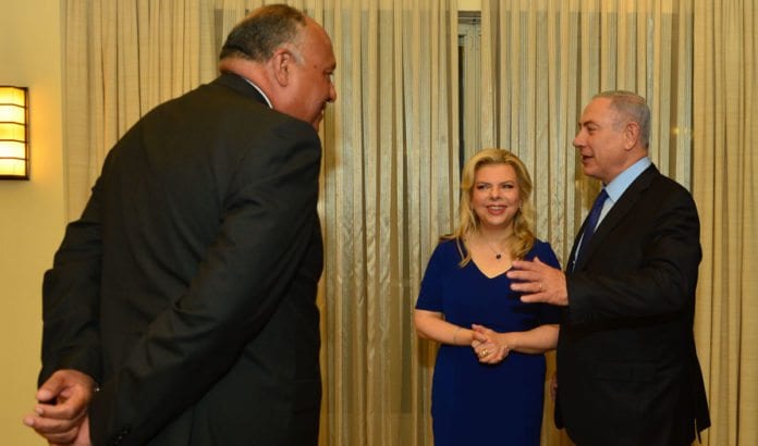 Benjamin og Sarah Netanyahu sammen med Egypts utenriksminister Sameh Shoukry i Jerusalem 10. juli 2016. (Foto: Den israelske statsministerens kontor / Flickr.com) Benjamin og Sarah Netanyahu sammen med Egypts utenriksminister Sameh Shoukry i Jerusalem 10. juli 2016. (Foto: Den israelske statsministerens kontor / Flickr.com)