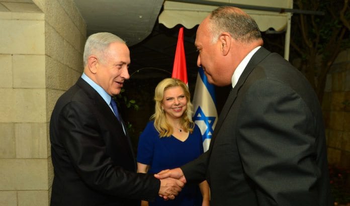 Benjamin og Sarah Netanyahu sammen med Egypts utenriksminister Sameh Shoukry søndag 10. juli 2016. (Foto: Den israelske statsministerens kontor / Flickr.com) Benjamin og Sarah Netanyahu sammen med Egypts utenriksminister Sameh Shoukry søndag 10. juli 2016. (Foto: Den israelske statsministerens kontor / Flickr.com)