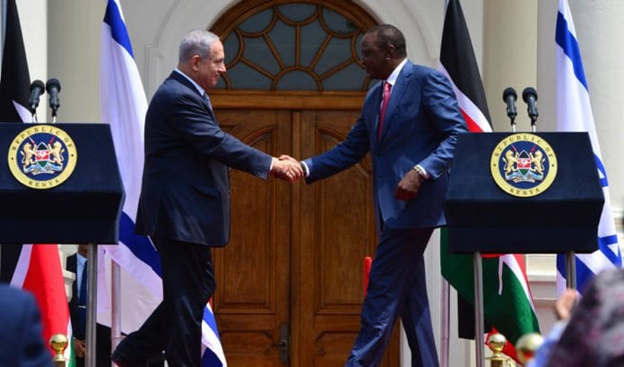 Israels statsminister Benjamin Netanyahu sammen med Kenyas president Uhuru Kenyatta tirsdag 5. juli 2016 i Nairobi. (Foto: GPO) Israels statsminister Benjamin Netanyahu sammen med Kenyas president Uhuru Kenyatta tirsdag 5. juli 2016 i Nairobi. (Foto: GPO)