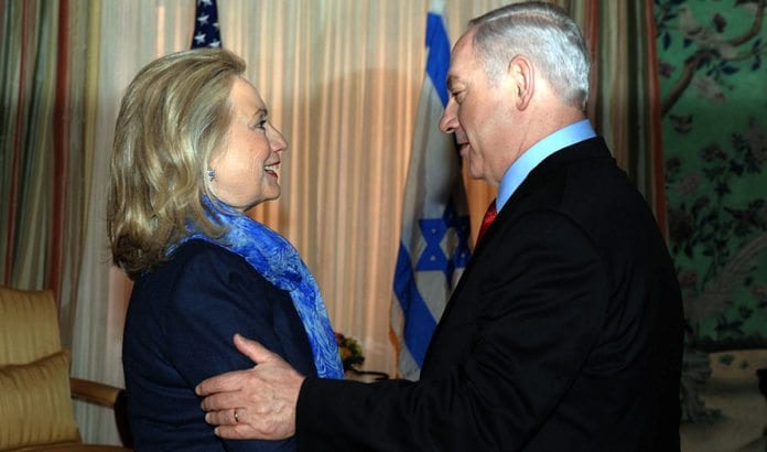 USAs daværende utenriksminister Hillary Clinton og Israels statsminister Benjamin Netanyahu under et møte i 2012. Clinton leder på meningsmålingene før presidentvalget i USA i november 2016. (Foto: Amos Ben Gershom, GPO) USAs daværende utenriksminister Hillary Clinton og Israels statsminister Benjamin Netanyahu under et møte i 2012. Clinton leder på meningsmålingene før presidentvalget i USA i november 2016. (Foto: Amos Ben Gershom, GPO)