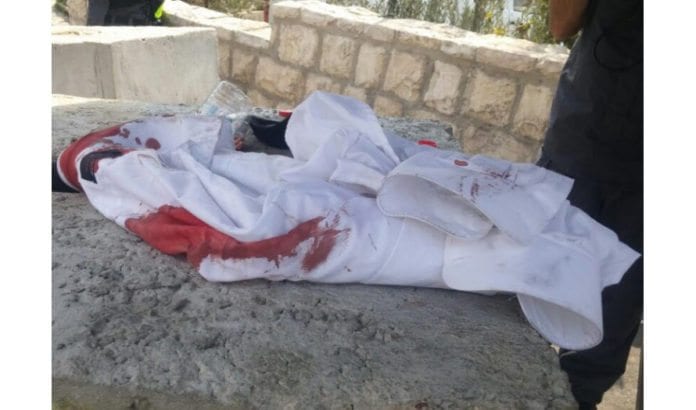 Den blodige skjorten til den jødiske tenåringen som ble knivstukket i A-Tur i Øst-Jerusalem torsdag 11. august 2016. (Foto: Micky Rosenfeld, talsmann israelsk politi) Den blodige skjorten til den jødiske tenåringen som ble knivstukket i A-Tur i Øst-Jerusalem torsdag 11. august 2016. (Foto: Micky Rosenfeld, talsmann israelsk politi)