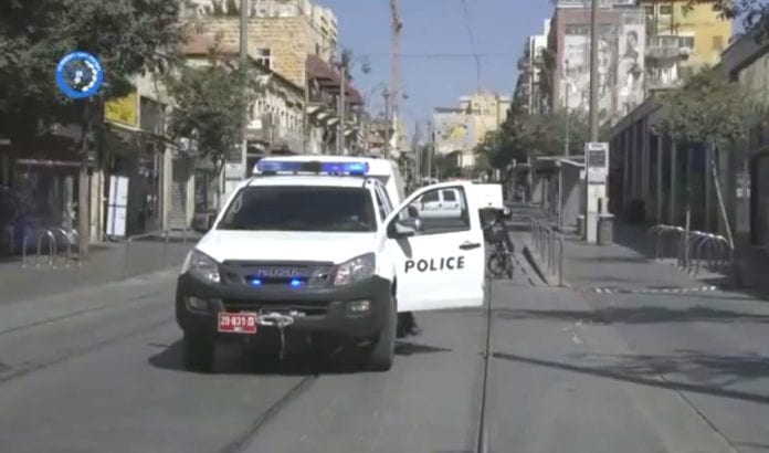 Her forsøkte en palestinsk terrorist å drepe flest mulig trikkepassasjerer 17. juli 2016. (Foto: Skjermdump fra YouTube) Her forsøkte en palestinsk terrorist å drepe flest mulig trikkepassasjerer 17. juli 2016. (Foto: Skjermdump fra YouTube)
