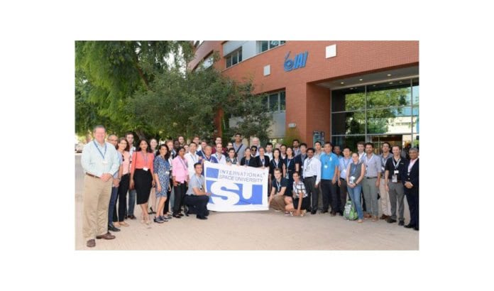 Deltakere på sommerkurset under et besøk hos Israel Aerospace Industries. (Foto: International Space University) Deltakere på sommerkurset under et besøk hos Israel Aerospace Industries. (Foto: International Space University)