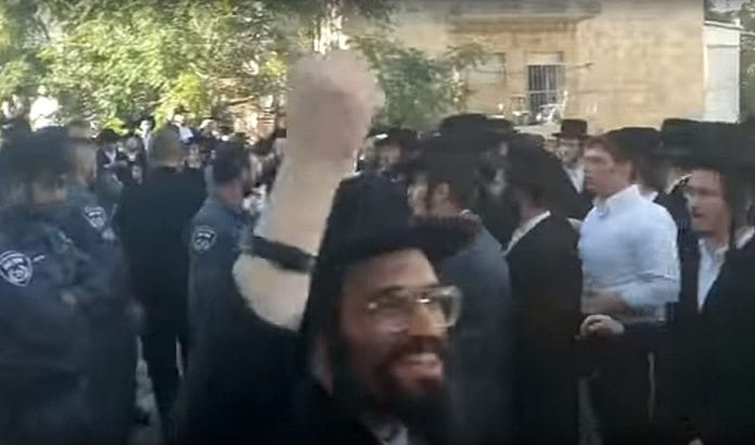 Ultraortodokse jøder demonstrerer i Jerusalem søndag 21. august 2016. (Foto: Skjermdump fra YouTube / Times of Israel) Ultraortodokse jøder demonstrerer i Jerusalem søndag 21. august 2016. (Foto: Skjermdump fra YouTube / Times of Israel)