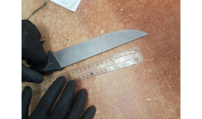 Denne kniven ble funnet i veska til en palestinsk kvinne i 20-årene lørdag 27. august da hun forsøkte å ta seg fra Vestbredden til Jerusalem. (Foto: Det israelske politiet) Denne kniven ble funnet i veska til en palestinsk kvinne i 20-årene lørdag 27. august da hun forsøkte å ta seg fra Vestbredden til Jerusalem. (Foto: Det israelske politiet)