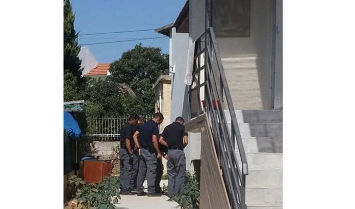 Politiet undersøker åstedet for raketteksplosjonen i Sderot søndag 21. august 2016. (Foto: Israelsk politi) Politiet undersøker åstedet for raketteksplosjonen i Sderot søndag 21. august 2016. (Foto: Israelsk politi)