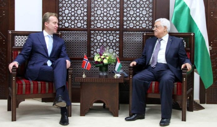 Børge Brende og Mahmoud Abbas. Bildet er tatt 8. mai 2014. (Foto: UD / Flickr.com / CC) Børge Brende og Mahmoud Abbas. Bildet er tatt 8. mai 2014. (Foto: UD / Flickr.com / CC)