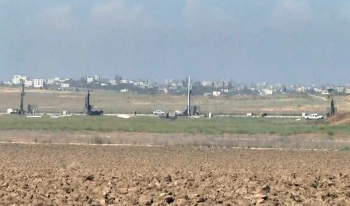 Her er starten på byggingen av den nye sikkerhetsbarrieren ved Gaza-grensen. (Foto: Skjermdump fra video på Ynetnews.com) Her er starten på byggingen av den nye sikkerhetsbarrieren ved Gaza-grensen. (Foto: Skjermdump fra video på Ynetnews.com)