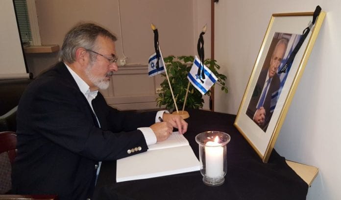 Jan Benjamin Rødner signerte kondolanseprotokoll på Israels ambassade etter Shimon Peres' bortgang (Foto: MIFF) Jan Benjamin Rødner signerte kondolanseprotokoll på Israels ambassade etter Shimon Peres' bortgang (Foto: MIFF)