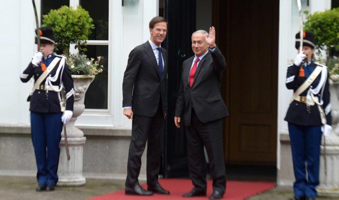 Israels statsminister Benjamin Netanyahu i møte med Nederlands statsminister Mark Rutte tirsdag 6. september 2016. (Foto: GPO / Flickr.com) Israels statsminister Benjamin Netanyahu i møte med Nederlands statsminister Mark Rutte tirsdag 6. september 2016. (Foto: GPO / Flickr.com)