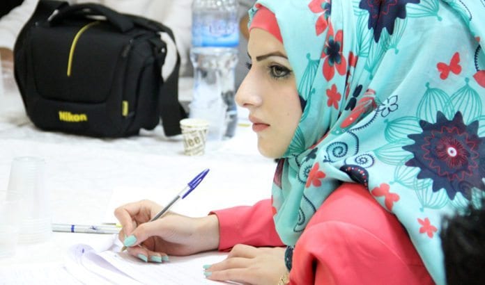 En ung palestinsk kvinne får undervisning i demokratisk styresett i regi av UNDP. (Illustrasjonsfoto: UNDP/PAPP/ Sharek Youth Forum) En ung palestinsk kvinne får undervisning i demokratisk styresett i regi av UNDP. (Illustrasjonsfoto: UNDP/PAPP/ Sharek Youth Forum)