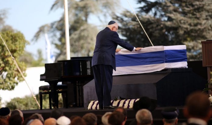 Israels president Reuven Rivlin tar den siste avskjed med sin forgjenger Shimon Peres. (Foto: Miriam Alster, Flash90) Israels president Reuven Rivlin tar den siste avskjed med sin forgjenger Shimon Peres. (Foto: Miriam Alster, Flash90)