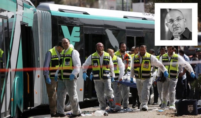 På denne bussen ble Richard Lakin, far til Micah Lakin Avni (innfelt) drept 13. oktober 2015 av to palestinske terrorister. (Foto: Flash90 / profilfoto fra Times of Israel Blogs) På denne bussen ble Richard Lakin, far til Micah Lakin Avni (innfelt) drept 13. oktober 2015 av to palestinske terrorister. (Foto: Flash90 / profilfoto fra Times of Israel Blogs)