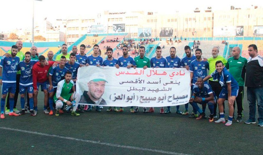 Det palestinske fotballaget Hilal al-Quds poserer med et banner av den palestinske terroristen Mesbah Abu Sabih som drepte to israelere i et skyteangrep i Jerusalem. (Foto: Times of Israel / Facebook).