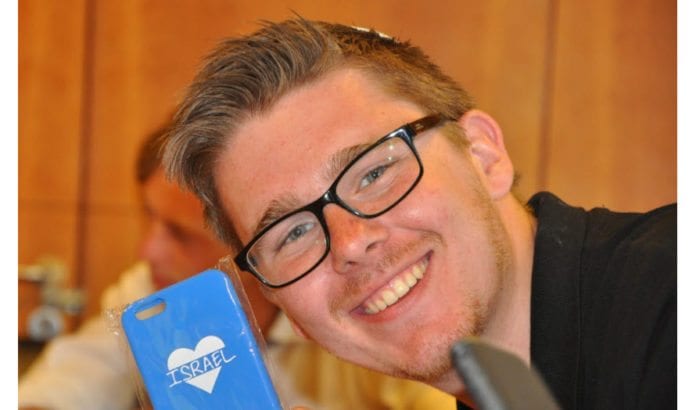 Hittil i år har MIFF gjort mye mer enn vi hadde planlagt, og gaveinntektene er noe under budsjett. Under artikkelen kan du gi din gave med noen få klikk med SMS eller VIPPS. På bildet Kristoffer Vikan, varamedlem i hovedstyret, på MIFFs første ungdomstur til Israel sommeren 2016. (Foto: MIFF) Hittil i år har MIFF gjort mye mer enn vi hadde planlagt, og gaveinntektene er noe under budsjett. Under artikkelen kan du gi din gave med noen få klikk med SMS eller VIPPS. På bildet Kristoffer Vikan, varamedlem i hovedstyret, på MIFFs første ungdomstur til Israel sommeren 2016. (Foto: MIFF)