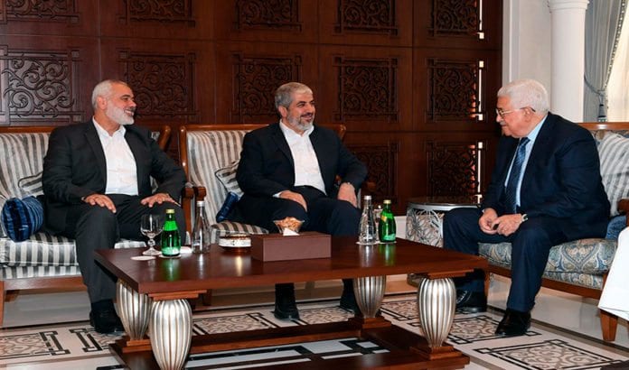 Mahmoud Abbas i møte med lederne for Hamas, Khaled Meshaal (i midten) og Ismail Hanyieh (t.v), i Qatar (Hentet fra Fatahs Twitter-konto / Times of Israel)