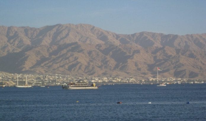 Den jordanske byen Akaba sett fra Eilat i Israel. (Illustrasjonsfoto: Chris Yunker, Wikimedia Commons) Den jordanske byen Akaba sett fra Eilat i Israel. (Illustrasjonsfoto: Chris Yunker, Wikimedia Commons)
