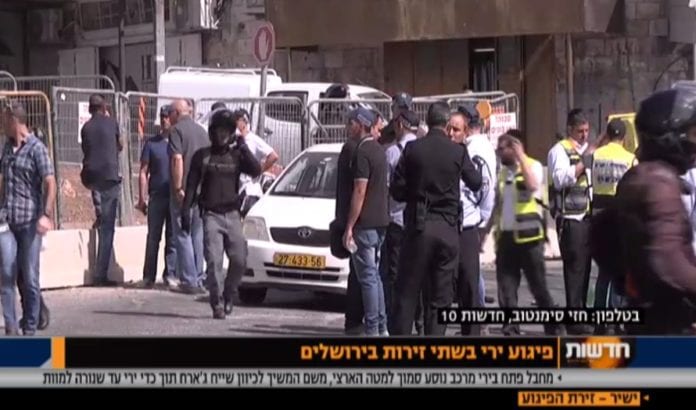 Politiet etterforsker skyteangrepet søndag morgen 9. oktober. (Foto: Skjermdump fra israelske kanal 10) Politiet etterforsker skyteangrepet søndag morgen 9. oktober. (Foto: Skjermdump fra israelske kanal 10)