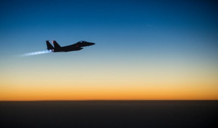 Det amerikanske luftforsvaret sendte sitt F-15E Strike Eagle over Irak i 2014 for å bombe IS-mål. (Illustrasjon: US Department of Defense, Wikimedia Commons) Det amerikanske luftforsvaret sendte sitt F-15E Strike Eagle over Irak i 2014 for å bombe IS-mål. (Illustrasjon: US Department of Defense, Wikimedia Commons)