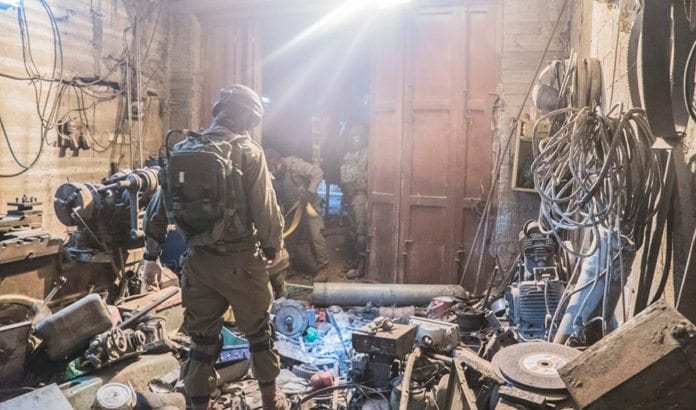 IDF gjorde så langt sine største våpen -og ammunisjonsbeslag da de aksjonerte i Hebron søndag og natt til mandag 19. desember 2016. (Foto: IDF) IDF gjorde så langt sine største våpen -og ammunisjonsbeslag da de aksjonerte i Hebron søndag og natt til mandag 19. desember 2016. (Foto: IDF)