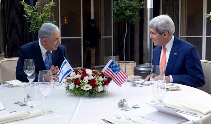 John Kerry i Jerusalem sammen med Israels statsminister, Benjamin Netanyahu, i november i fjor. (Hentet fra Flickr)