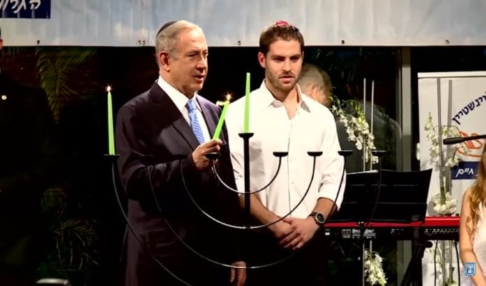 Israels statsminister Benjamin Netanyahu tente det første Hanukka-lyset lørdagskveld den 24. desember. (Foto: skjermdump, statsministerens Youtube-kanal) Israels statsminister Benjamin Netanyahu tente det første Hanukka-lyset lørdagskveld den 24. desember. (Foto: skjermdump, statsministerens Youtube-kanal)