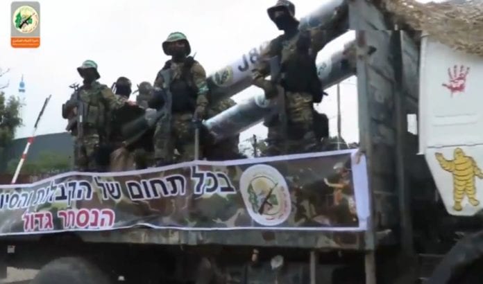Hamas paraderte rundt i Gazas gater med våpen og trusler mot Israel. (Foto: Skjermdump, Yedioth Aharonoth) Hamas paraderte rundt i Gazas gater med våpen og trusler mot Israel. (Foto: Skjermdump, Yedioth Aharonoth)