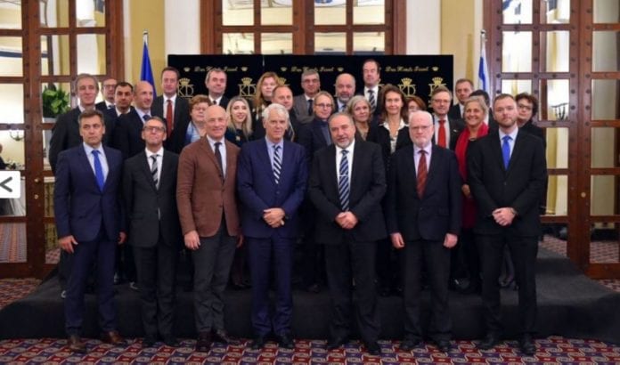 Israels forsvarsminister Avigdor Lieberman sammen med EU-ambassadører 7. desember 2016 (Foto: FD/Ariel Hermoni) Israels forsvarsminister Avigdor Lieberman sammen med EU-ambassadører 7. desember 2016 (Foto: FD/Ariel Hermoni)