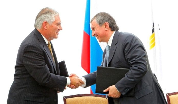 Rex Tillerson sammen med Igor Sechin, en av Putins næreste allierte. (Foto: Kremlin, Wikimedia Commons) Rex Tillerson sammen med Igor Sechin, en av Putins næreste allierte. (Foto: Kremlin, Wikimedia Commons)