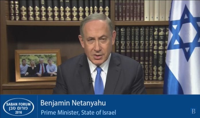 Israels statsminister Benjamin Netanyahu i samtale med Haim Saban via video-link 4. desember 2016 (Skjermdump: Brookings Institution) Israels statsminister Benjamin Netanyahu i samtale med Haim Saban via video-link 4. desember 2016 (Skjermdump: Brookings Institution)